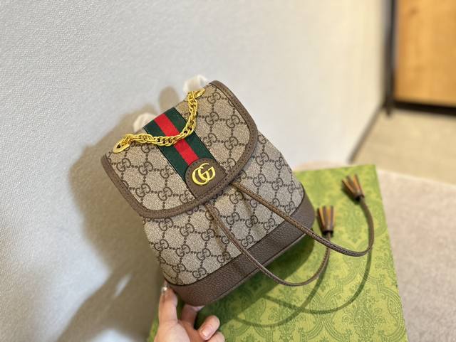 牛皮 折叠礼盒包装 Gucci 新品双肩包 原版品质！精工制作 Gucci 古奇 经典调配件 Gucci 古奇最新火款 注意！细节 这款购物袋 将标志性图案与经