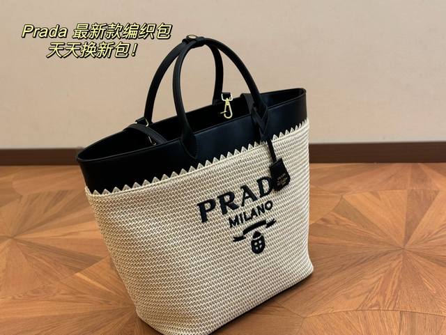 Size：32.33Cm 又是心动prada托特的一天. 松弛慵懒的tote包真的爱惨了 普拉达 Tote 购物袋 上身满满的高级感！ 日常通勤必备哦！