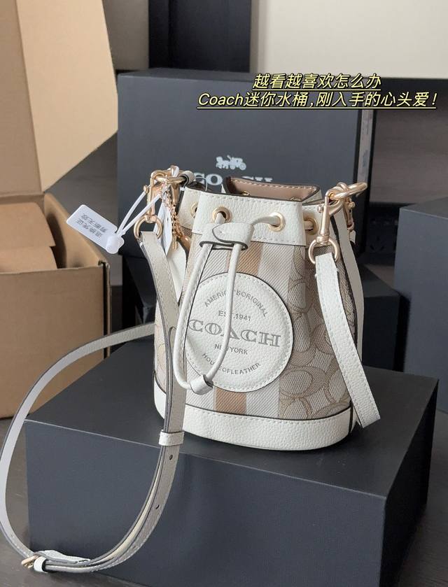 配盒 Size：16*16Cm C家 Mini小水桶包超可爱！ Dempesy颜色终于到全啦！ 可可爱爱的小水桶！ 也太精致可爱了吧 搜索 Coach 蔻驰 水