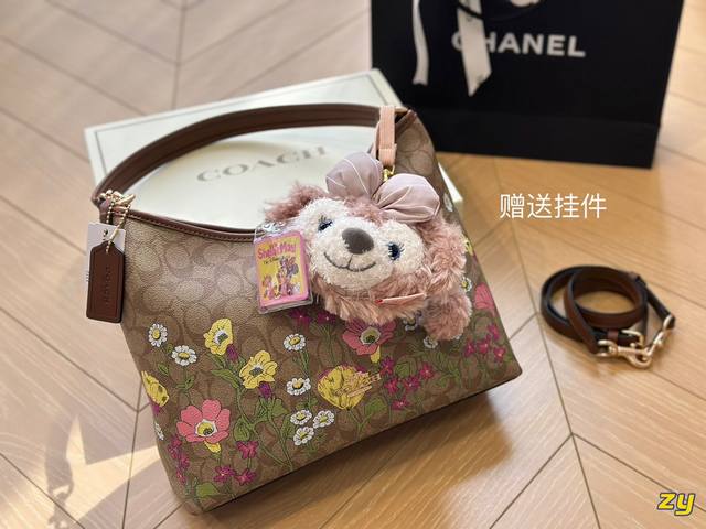 57 40折叠盒 Coach 四月新款lauren Shoulder Bag 超温柔的奶茶色！谁能不爱 小红书慵懒的方形包包，随意且轻便，可手拎斜挎舒适度和时尚