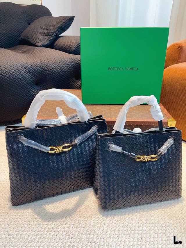 配礼盒 Bottega Veneta 适合春夏秋冬的季节 Bv高级 Cassette手袋 编织手提包 新款，简洁的线条，柔软的包身，并且相当实用，街头巷尾它的身