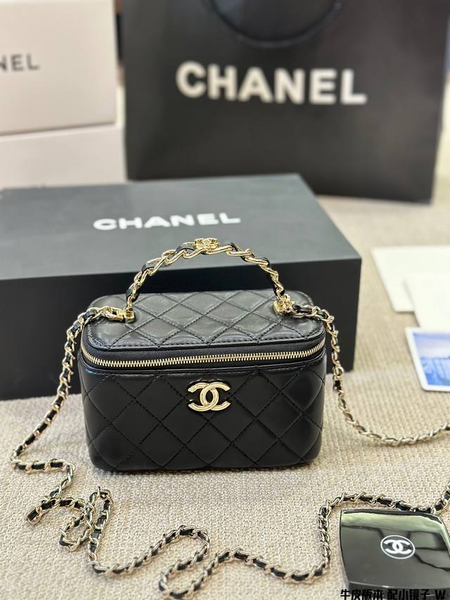 牛皮版本 配小镜子 新品 Chanel 23K 化妆长盒子 白色化妆包 自带镜子〇随身随地可补妆 低调优雅的钌银色手柄镶嵌小钻石： 近看很精致，走到哪都能美美哒