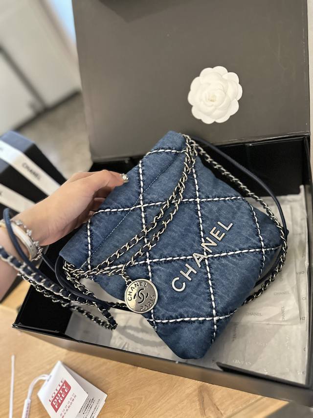 折叠礼盒包装 Chanel 22Bag 以数字命名的“垃圾袋” 2021 年10 月，Chanel 品牌艺术总监virginie Viard在2022年春夏 时