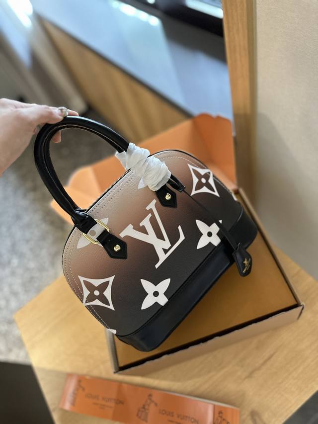 礼盒包装 Lv 24Ss 限定 贝壳包 原版高品质 包包这款retiro 手袋以标志性的老花面料制成 经典永恒。优雅低调的外形设计和宽敞的包身更加入了实用性。使