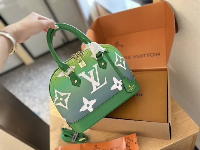 礼盒包装 Lv 24Ss 限定 贝壳包 原版高品质 包包这款retiro 手袋以标志性的老花面料制成 经典永恒。优雅低调的外形设计和宽敞的包身更加入了实用性。使