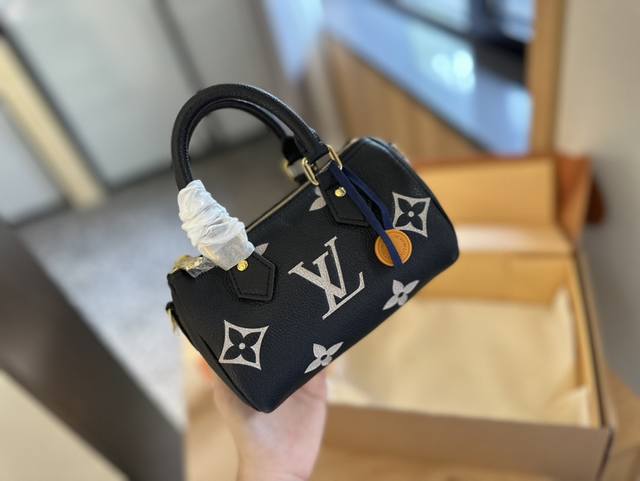 牛皮 折叠礼盒包装 Lv 新款 Speedy 16 Nano 枕头包 Lv 新款系列 枕头包 手袋,全网首发 Lv Speedy Nano 枕头包这款retir