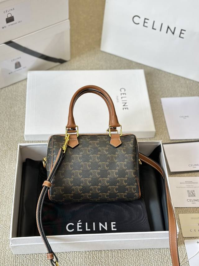 顶级原单 纯牛皮 赛琳celine Lisa同款 波士顿枕头包 独特设计 时尚又经典 超级百搭 上身又a又飒 尺寸: 19.15Cm 复刻原单