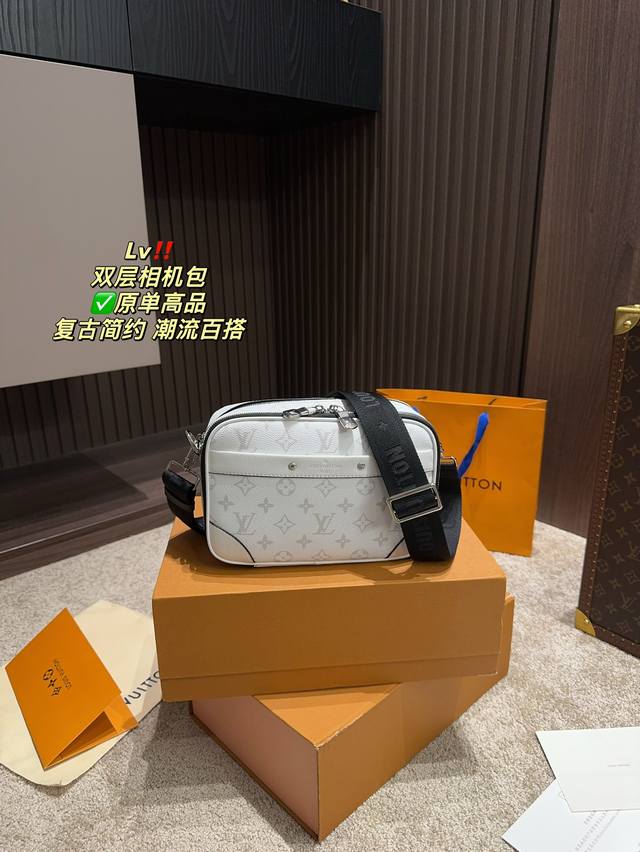 原单高品 折叠盒尺寸23.16 Lv 双层相机包 不挑性别 不挑年龄 不挑搭配 肩带可调节 身高也不是问题！ 双层设计容量很大非常实用 包身自重也是轻巧的不笨重