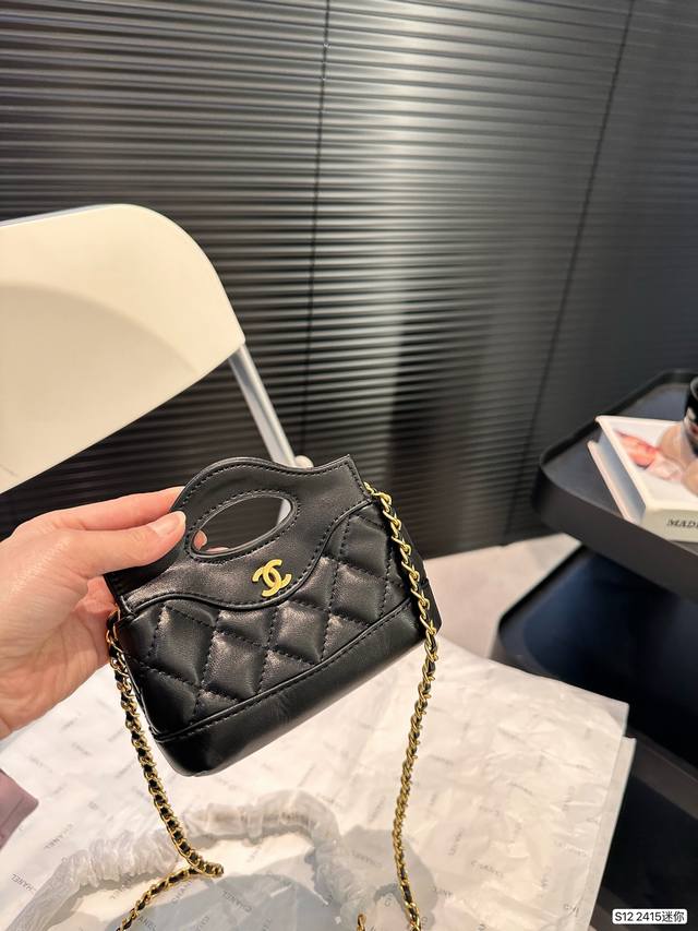 香奈儿迷你chanel 31Bag Mini链条包 这种独具设计感的经典款很难见到的哇～ 这种颜值的美包简直是遇到了就必背的存在 相比较以前的中古来说～新款的设