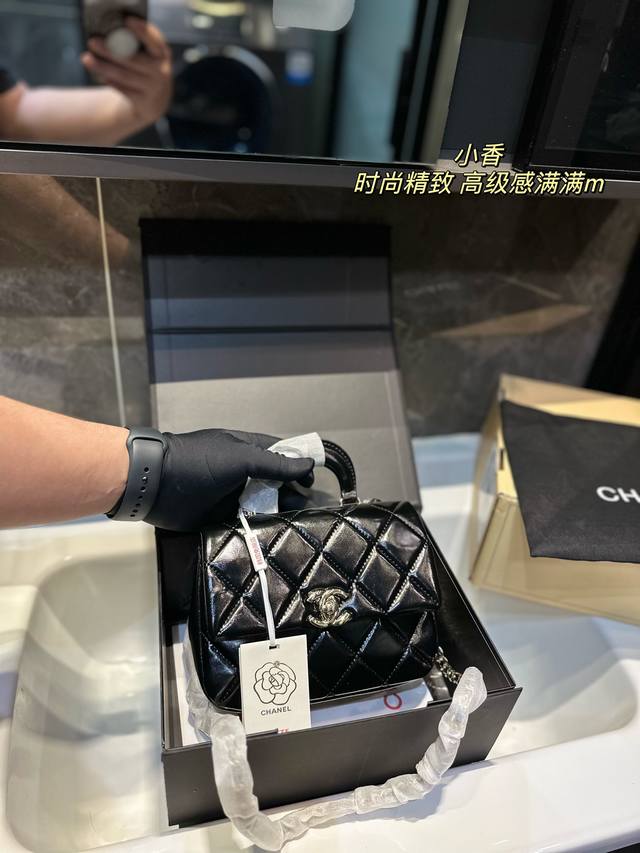 礼盒包装 Chanel 手柄包 慵懒随性又好背 上身满满的惊喜 高级慵懒又随性 彻底心动的一只 Size：18 15Cm