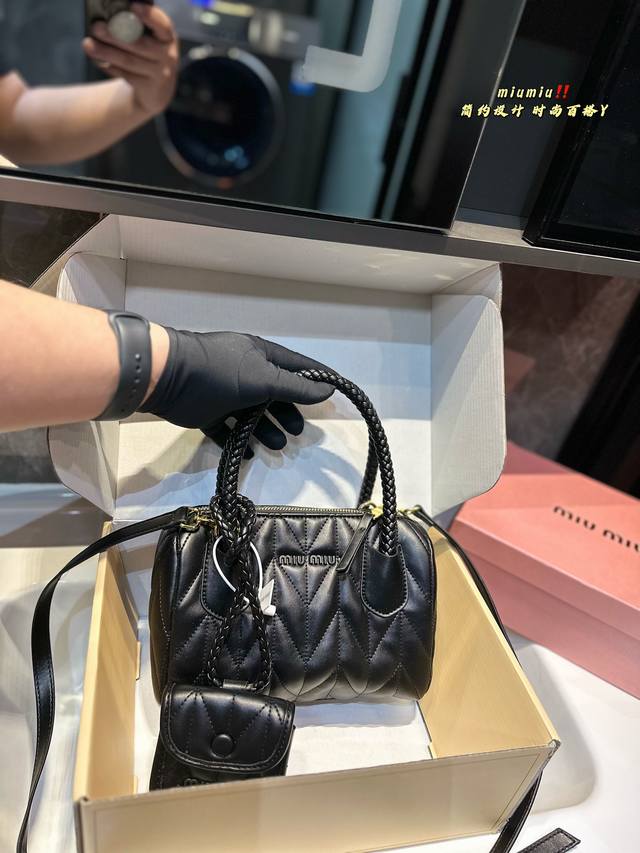 礼盒包装 Miumiu经典托特，经典百搭miumiu标志小皱褶压纹设计，特色鲜明，釆用顶级进口小羊皮纹面料，质感细腻柔软，华美的仿水晶链条长肩带，魅力闪耀，设计