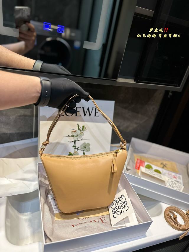 礼盒包装 Size：底宽17 上宽27*高16Cm Loewe Hammock Hobo Loewe 罗意威吊床包超可爱 看预告就喜欢的要命， 特别可爱， 皮质