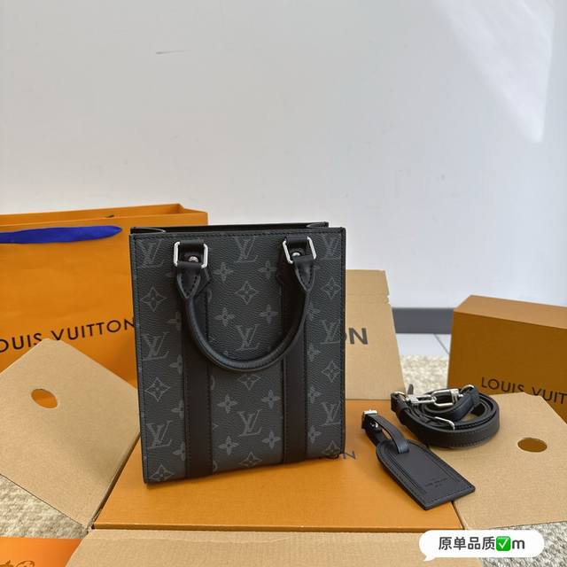 全套包装 Size：19*22Cm L家 黑灰琴谱出货啦！ 中性款的小tote 配长肩带斜挎可以手提 一上身就秒爱上它！ 搜索lv 琴谱