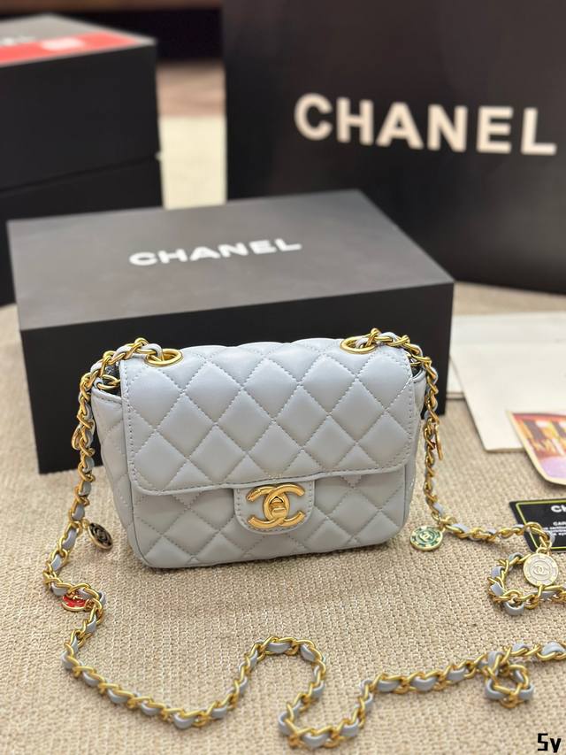 小羊皮 Chanel 珐琅挂件 方胖子 慵懒随性又好背 上身满满的惊喜 高级慵懒又随性 彻底心动的一只 Size：小号18 12Cm