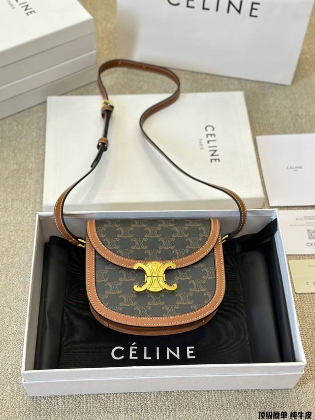 顶级原单 纯牛皮 Celine新款马鞍包 Celine 老花家族又添一员猛将 包型圆润 风格文艺可爱 老花材质超耐磨 种草 Size:19 15Cm 复刻原单