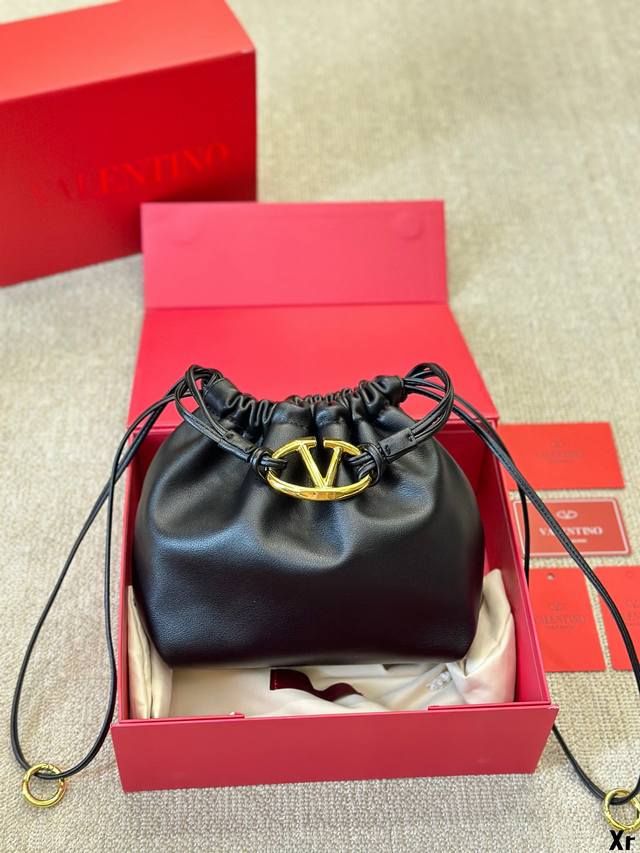 牛皮版本 华伦天奴valentino女士 Valentino 秀款 Black Tie Valentino Letter Bag 来自valentino 的泡芙