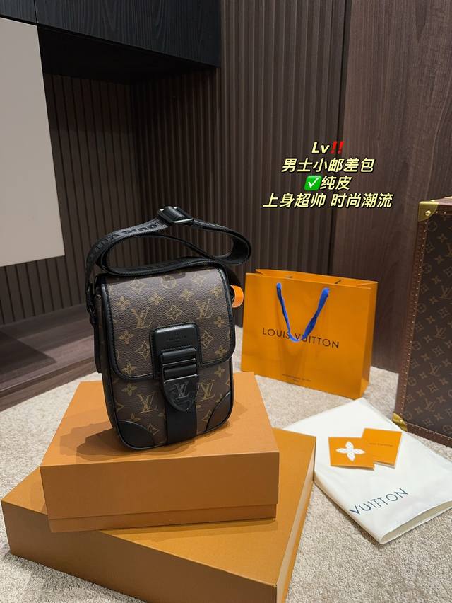 折叠盒尺寸15.22 Lv 男士小邮差包 材质耐造耐磨 设计简约 包身轻便 日常造不心疼 黑色万年长青款 上身酷！时髦！