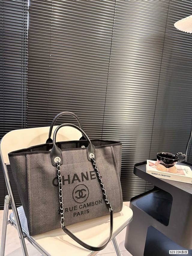 Chanel 新款香奈儿沙滩包购物袋 Chanel沙滩包每年都会出新的款 跟老款不同的logo装饰更加高端大气 容量超级可妈咪包 简约休闲的设计深受欢迎 而且容