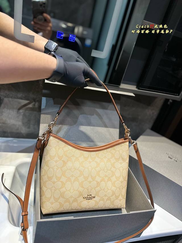 礼盒包装 蔻驰coach 温柔系列流浪包～Laurel腋下包 Coach 新品！Laurel 流浪包蔻驰经典的月亮包，比腋下包容量要大一点尺寸29.21Cm