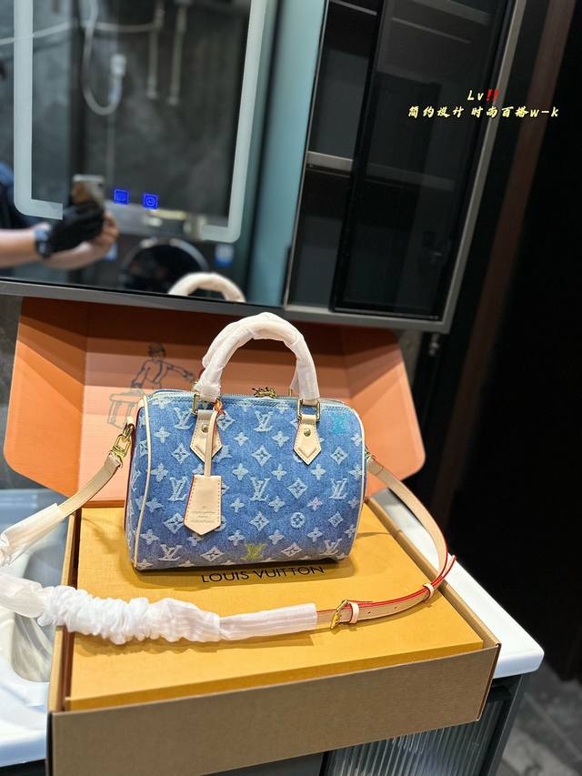 折叠礼盒 Lv 中古 牛仔枕头包 25尺寸完美，上身真香 拿到实物开箱后。我想说见到的实物比照片里好看，并且肩带可以拆卸，尺寸真的很ok了，既保留了nano的可