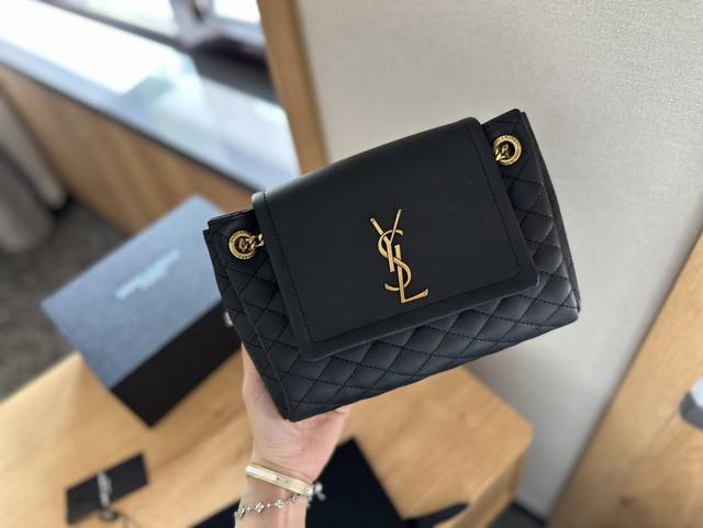 折叠礼盒+官网飞机盒” Ysl 圣罗兰新款 Nolina Monogram Nolita手袋，前翻盖饰以金属联结ysi字母标志，饰菱形纹绗缝包缝，搭配链条和皮革