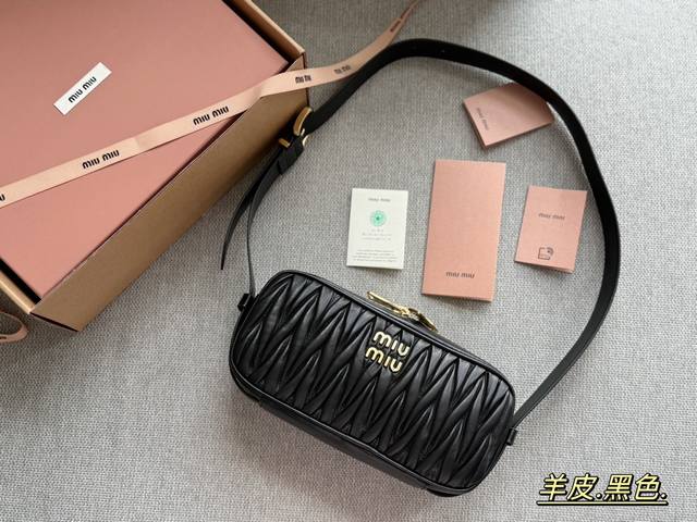 羊皮配盒 Size：25*13Cm Miumiu 法棍包包， 特别喜欢这个宽肩带的设计！ Miumiu的坑真的好仙女好好看！ 真的很有质感！ 可斜挎可手拿可单肩