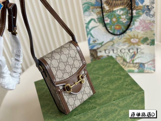 全套包装 Gucci1955手机包 本想去入虎头胸包的都已经准备结账了一转头看到这款手机包立马移情别恋柜姐说是才刚刚来的新包容量也非常感人 侧面有一定厚度 可以