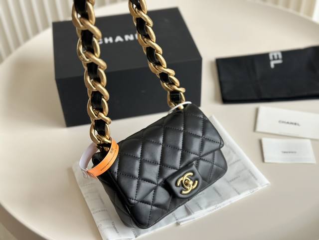 折叠盒 Chanel这个大金链是真的绝 2022Ss Chanel Mini号新款粗链条大金链非常复古 我这个是小号哦集美们get到了没有穿辣妹搭配这个包简直了