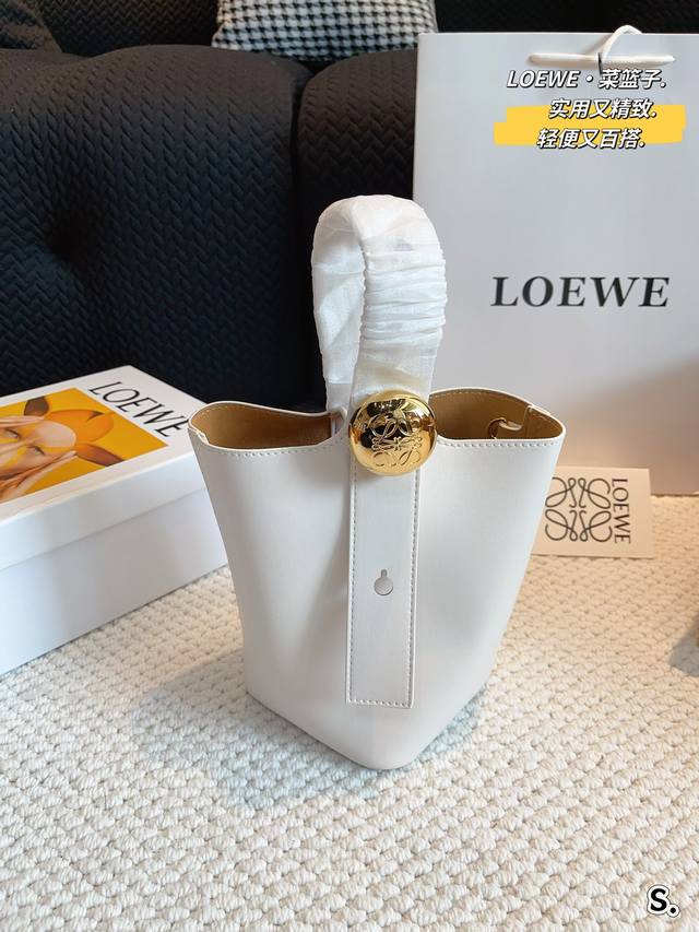 配礼盒. 罗意威loewe 发财桶 通勤包王 我看谁还没有！ 极简风大气又高级 简约的几何造型几乎找不到 Logo 漫不经心的时髦感瞬间拉满 这不就是今年流行的