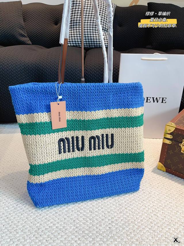 Miumiu 拉菲草托特包 草编包的趋势再度袭卷而来，轻松成为本季新 宠！不论日常出游或是假日逛街，出镜率超高的包 款总让人联想到温暖的季节和愜意海滩时光。由拉