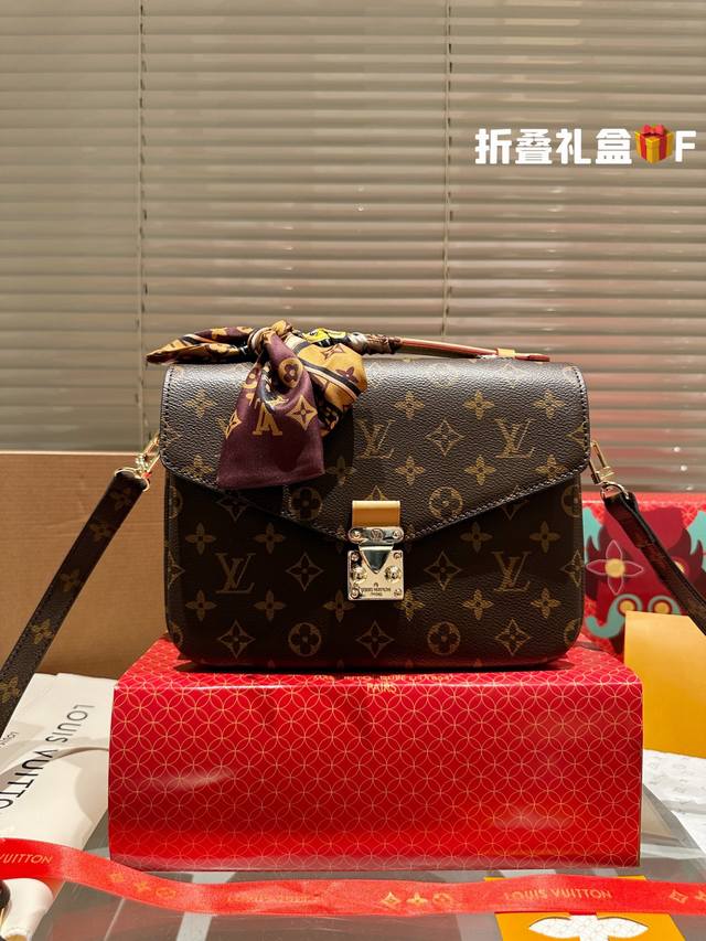 龙年限定包装 刘雯同款邮差包 原版高品质 Lv 这款retiro 手袋以标志性的lv老花面料制成，搭配奢华的黄皮饰边，经典永恒。优雅低调的外形设计和宽敞的包身更