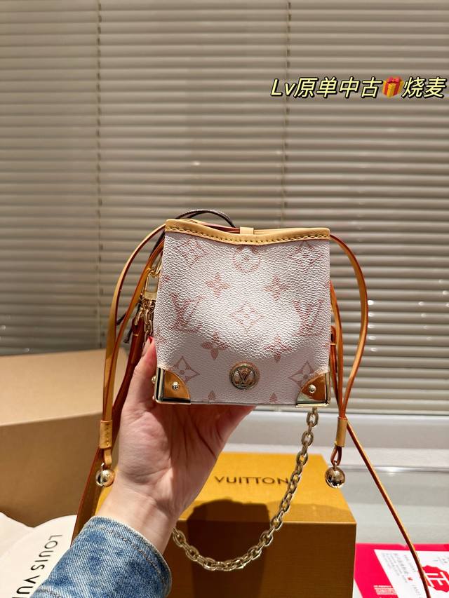 配盒 24Ss新品 Size：12*11Cm Lv水桶烧麦 Noe Purse 小烧麦真的巨可爱！ 包包的容量还 两条肩带！一长一短 放不下大手机 肩带可以调节