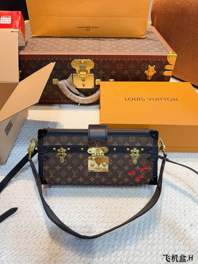 配礼盒 Lv 小硬箱 Clutch Box 单肩斜挎包 盒子包 Handle Soft Trdnk 箱子包这款男女都可以背的一款 上身特别个性菱角分明很独特 整