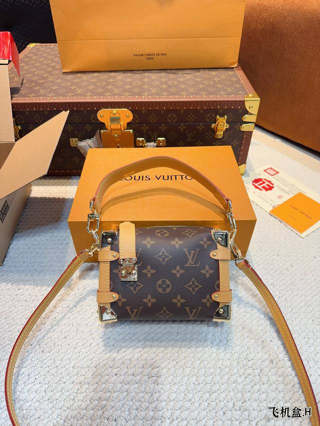 配礼盒 Lv 24王炸新款包trunk 新品 走秀小软箱s来了终于 超级洋气 Upupup 搜索lv 软箱子尺寸：18*7*12Cm