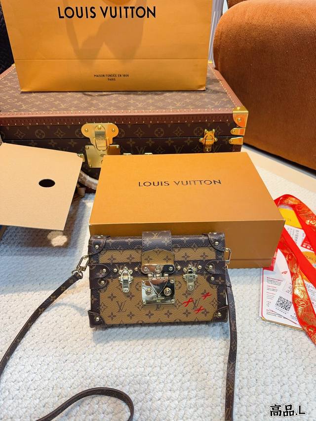 配礼盒 Lv 小硬箱 Clutch Box 单肩斜挎包 盒子包 Handle Soft Trdnk 箱子包这款男女都可以背的一款 上身特别个性菱角分明很独特 整