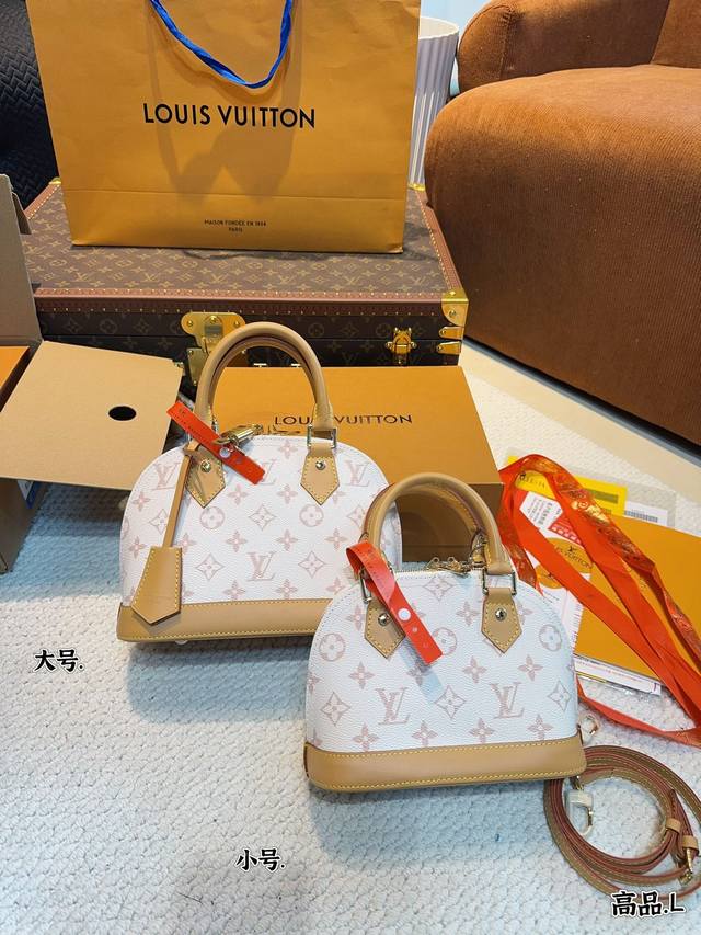 配礼盒 Lv 路易威登 贝壳包 新品系列最新teddy系列高版本 贝壳包 手感超级好 搭配起来超级美腻 超级推荐 走秀款同步 上身效果好 原版五金带logo 超