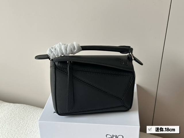 配盒 尺寸：18*11Cm 小 Loewe 几何包puzzle 真心是不能错过的， 牛皮品质！ 完全hold住！ 手感么么哒！几何包！