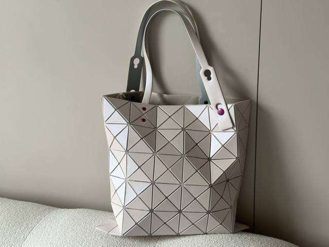 拼色 Issey Miyake Baobao 三宅一生6X6 尺寸 34X34Cm 真的超高级！ 配正版黑白卡 正版五金无缝拼接