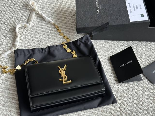 原版心形链条 牛皮ysl信封包圣罗兰ysl-专柜新品 明星款 据说上市不到一个月被抢空 超多博主推荐 保留了ysl一贯的摇滚精神 走的都市随性风 值得打call