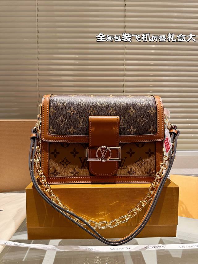 原单 复刻 牛皮 Louis Vuitton Dauphine达芙妮邮差包，全牛皮，万能搭配四季，夏日轻薄都能hold住。复古但上身时髦的信封包，线条硬朗流畅。