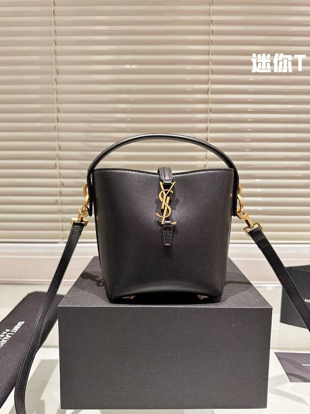 迷你 Ysl Hobo腋下 水桶包 Ysi家当之无愧的入门经典款 超级耐燥这个皮质真的是我最爱的皮质之一不怕刮牛皮的纹理也有质感 相比金链我更喜欢链非常耐看 链