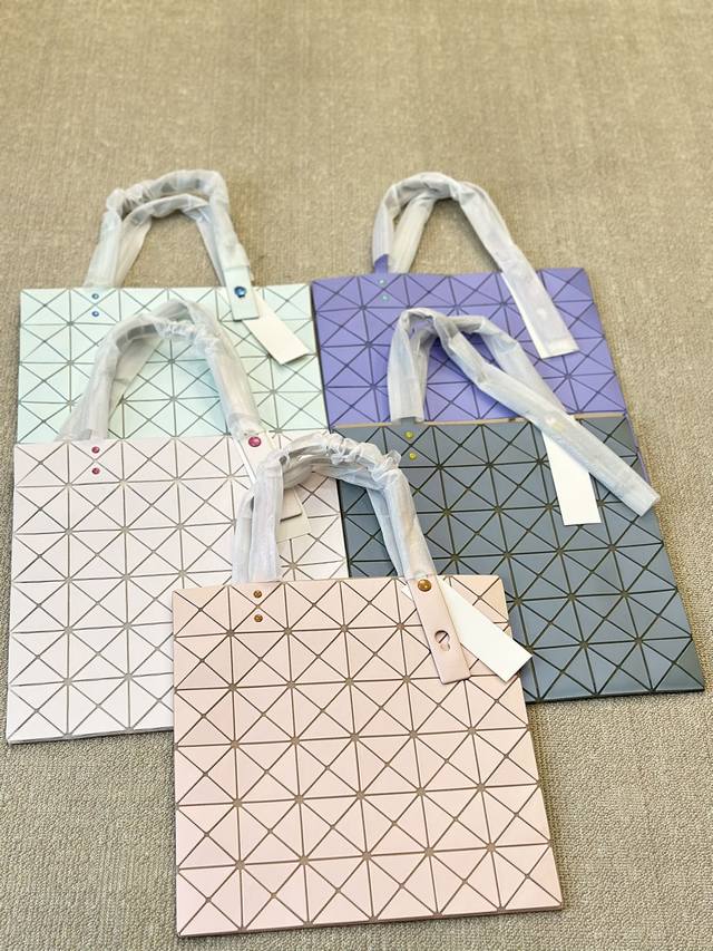 拼色 Issey Miyake Baobao 三宅一生6X6 尺寸 34X34Cm 真的超高级！ 配正版黑白卡 正版五金无缝拼接