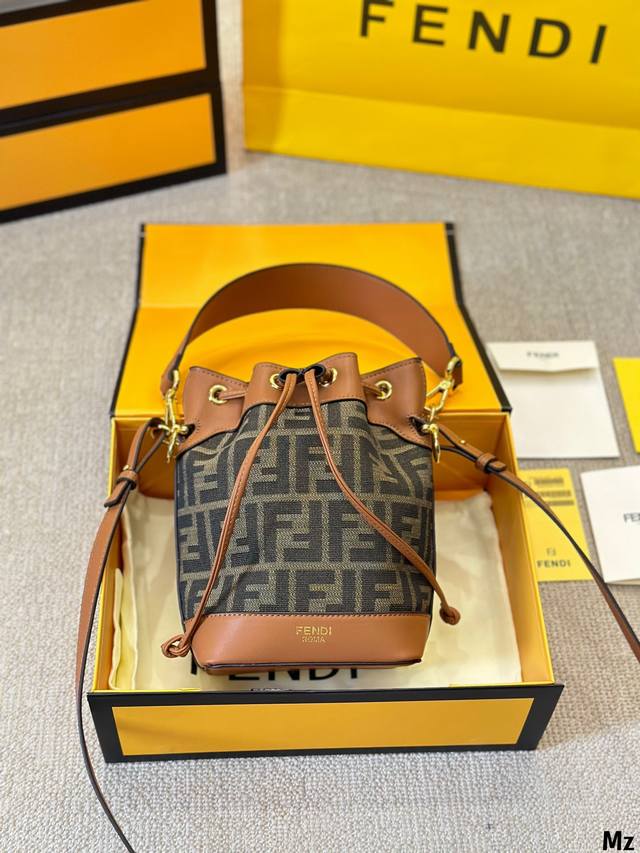 复刻版 牛皮 -Fendi Mon Tresor小号水桶手袋 2024年米兰时装周街拍中，潮人们背的最多的包包大概就是fendi芬迪的这款水桶包了。配有抽绳和f