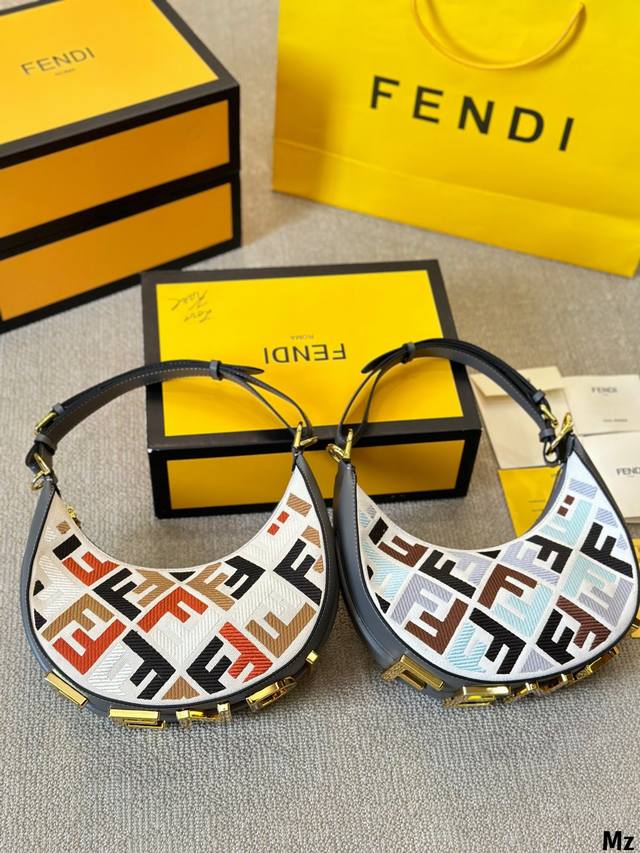 牛皮版本 大号 Fendi 2024 Fendigraphy半月 包j Fendi 2022春夏季全新fendigraphy手袋的来 咯圖期待已久~秀上就相中了