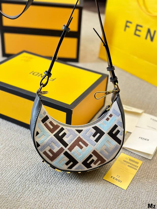 牛皮版本 小号 Fendi 2024 Fendigraphy半月 包j Fendi 2022春夏季全新fendigraphy手袋的来 咯圖期待已久~秀上就相中了