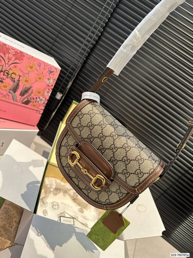 配飞机盒子折叠盒子 Gucci 超火爆 酷奇1955马鞍包 超好看百搭款，满满的复古调，不过时的时尚！尺寸19 16.5 货号760191W - 点击图像关闭