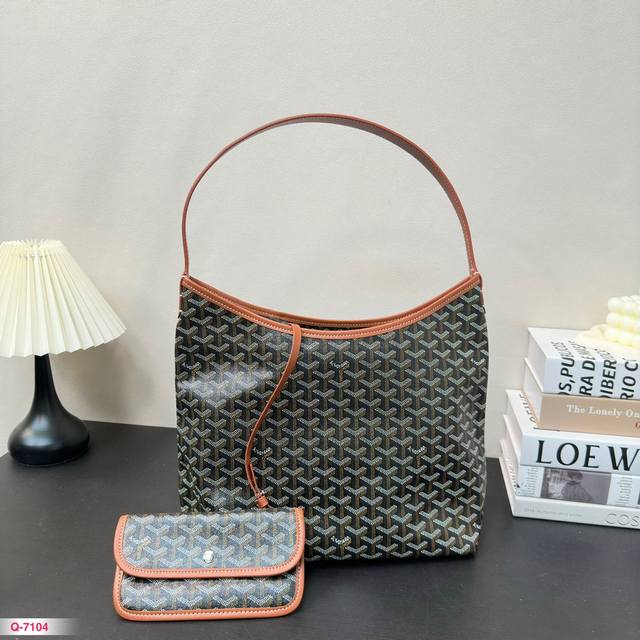 戈雅goyard Hobo新品托特购物袋！新款拉链托特棕色 又有新款啦～而且是新爆款！ Goyard 对于托特包型的拿捏我一向很放心做到了优雅，法式，又可以日常