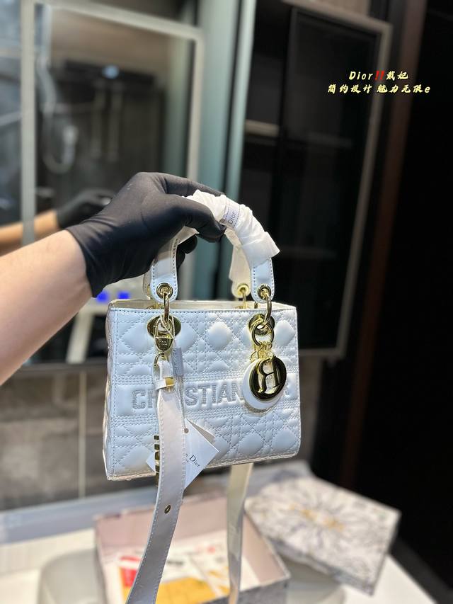 礼盒包装 迪奥dior 经典系列 4格搭配徽章肩带 戴妃包高端品质 原版皮 可随意对比专柜细节 独家出货 高版本第一批 实拍图一组 我们的版本看实拍 Good