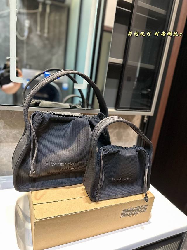 亚历山大王 抽带包罗纹针织alexanderwang大王全新春夏新款ryan手提包针织材料瞬间感受到春夏 的清新浪漫气息抽绳收口设计带来轻巧独特的造型分分钟钟揽