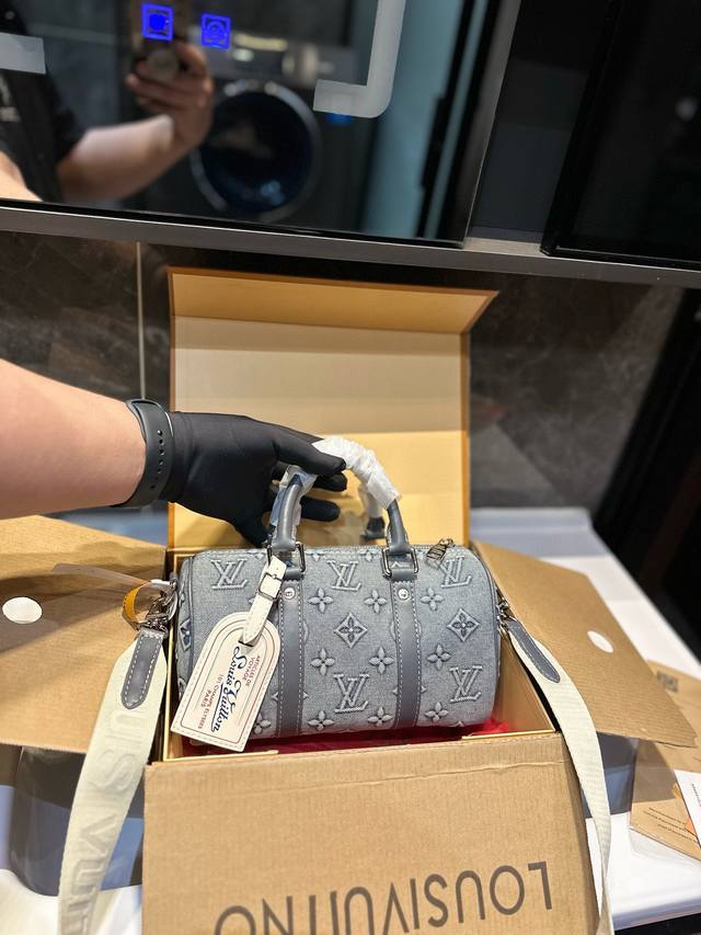 礼盒包装 Lv 路易威登 24春夏限量新款keepall 25复古牛仔 旅行包 本系列增添了水洗牛仔工艺 打造全新风格 时尚爆发款火热来袭 经典设计大气可观男女